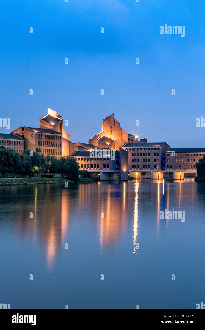Paesi Bassi, Maastricht, Maas o fiume Meuse. Edificio del governo provinciale chiamato Gouvernement. Twilight Foto Stock