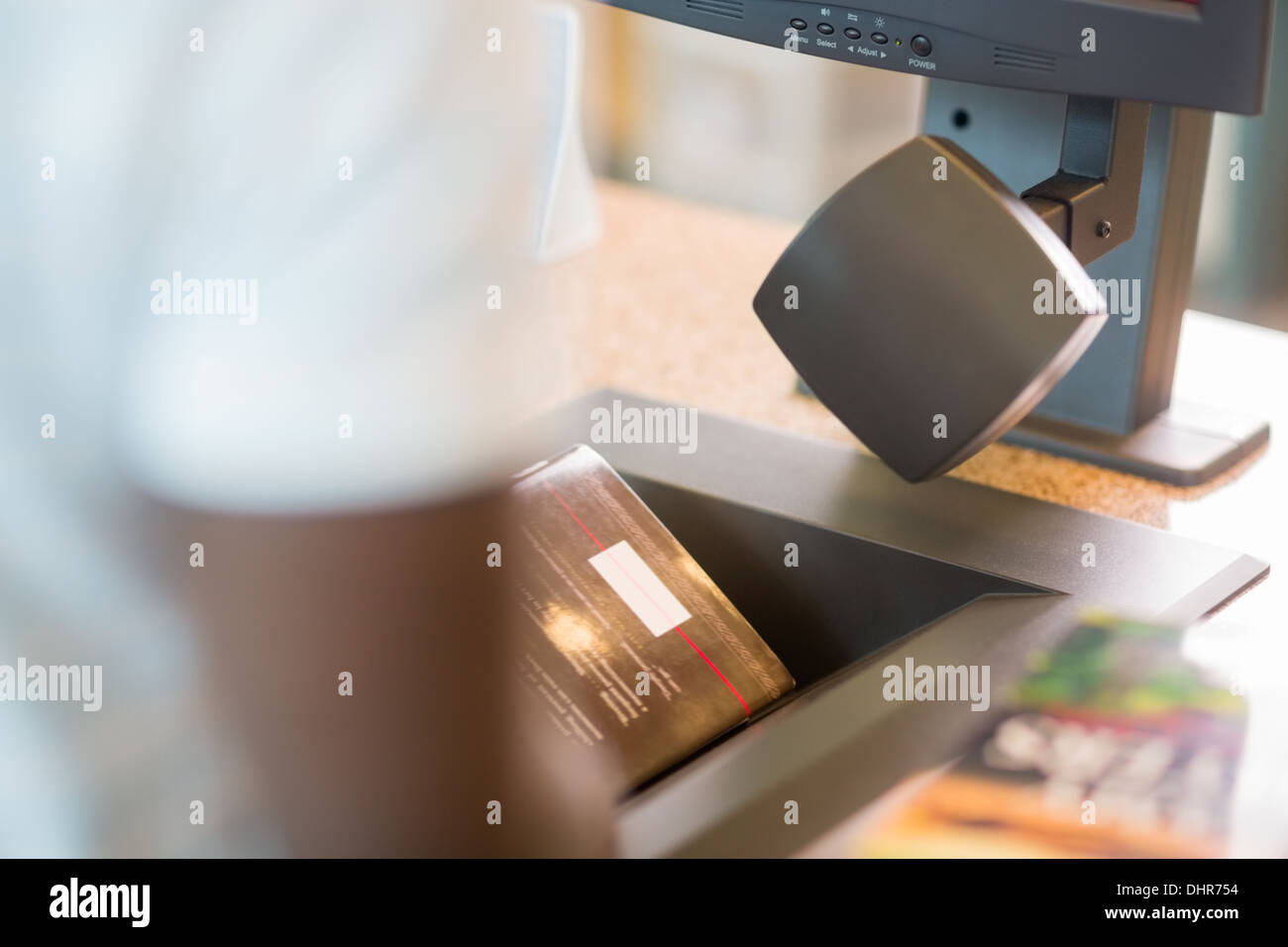 Il bibliotecario la scansione di libri al contatore della libreria Foto Stock