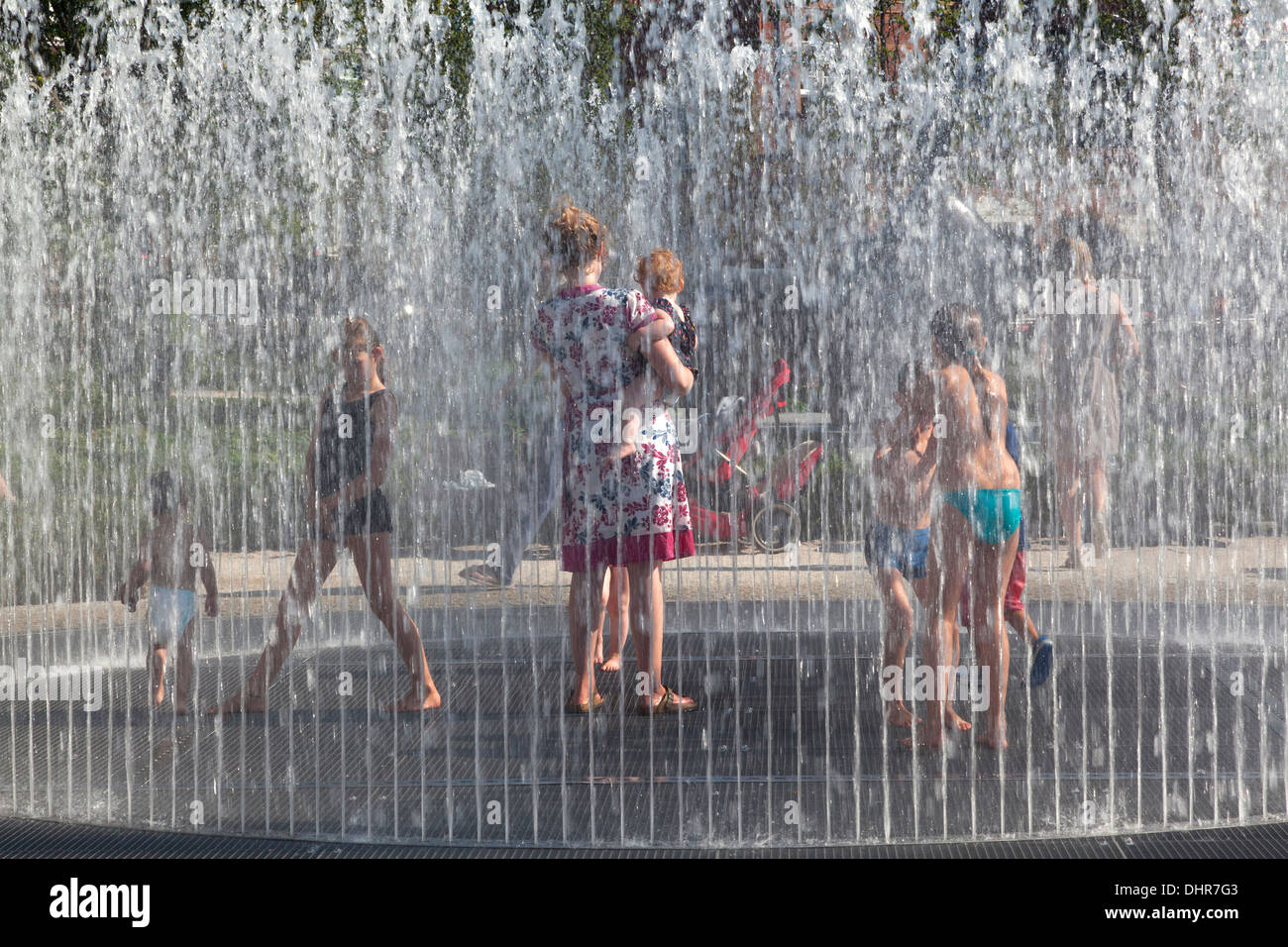 Giocare in acqua da una fontana in Amsterdam, Paesi Bassi Foto Stock