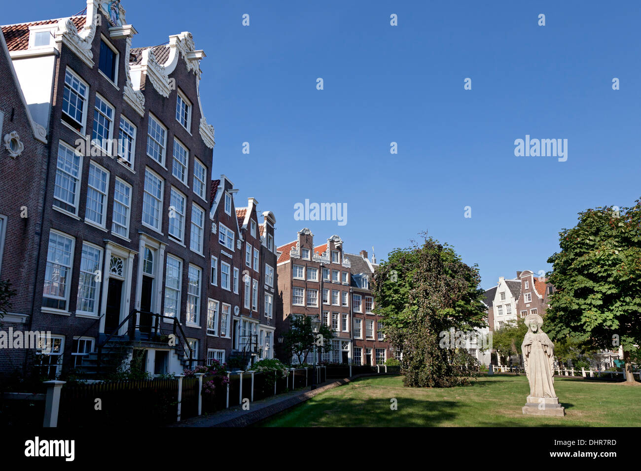 Fila di case in il Begijnhof di Amsterdam, Paesi Bassi Foto Stock