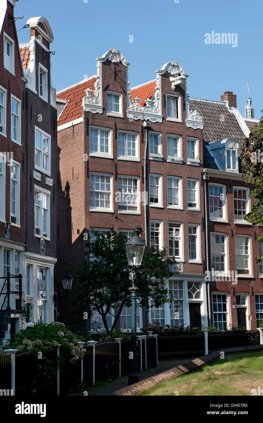 Fila di case in il Begijnhof di Amsterdam, Paesi Bassi Foto Stock