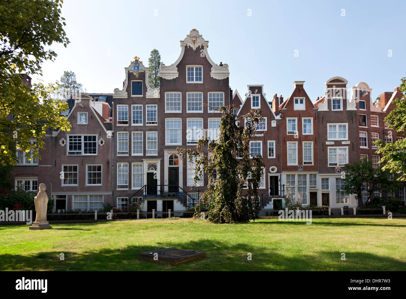 Fila di case in il Begijnhof di Amsterdam, Paesi Bassi Foto Stock