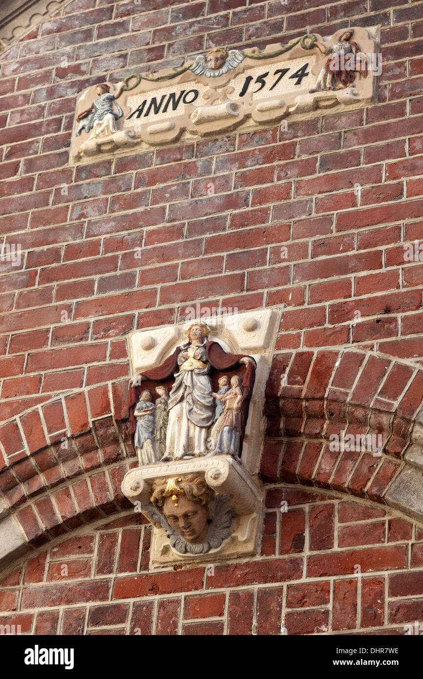 La scultura sopra l'entrata del Begijnhof di Amsterdam, Paesi Bassi Foto Stock