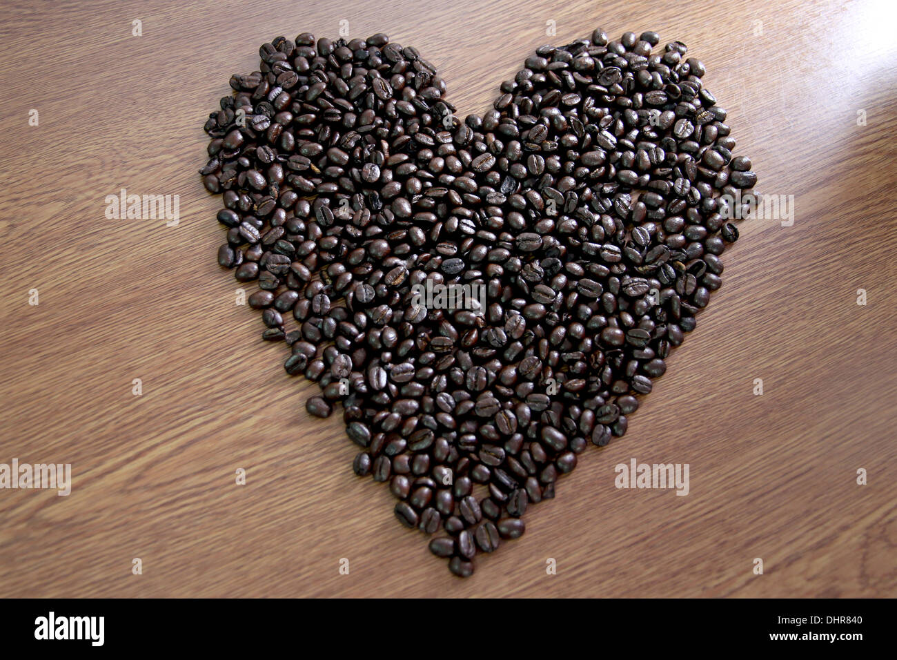 Il concetto di portare i chicchi di caffè disposti sagomata in un cuore. Foto Stock