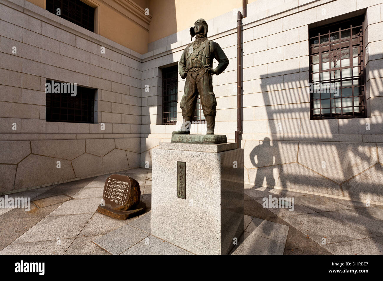 Una statua commemora il kamikaze piloti della Prima Guerra Mondiale 2 all'esterno del museo nel Santuario Yasukuni, Kudanshita, Tokyo Giappone. Foto Stock