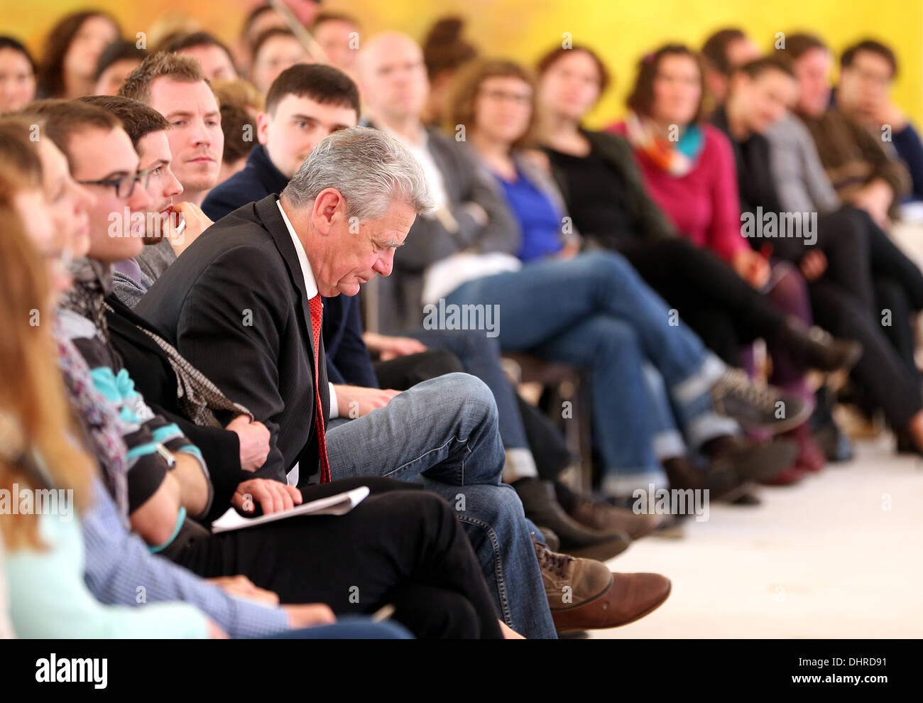 Berlino, Germania. Xiv Nov, 2013. Il Presidente tedesco Joachim Gauck (5-L) assiste il panel di discussione " tra due stati - La terza generazione della Germania orientale", organizzato dal Presidente e la Fondazione federale tedesca per la rivalutazione della dittatura SED, presso il Palazzo Bellevue a Berlino, Germania, 14 novembre 2013. I rappresentanti del popolo nato in Germania Est tra il 1975 e il 1985 hanno aderito all'iniziativa "terza generazione la Germania Est' per dare una voce ai bambini della riunificazione tedesca. Foto: WOLFGANG KUMM/dpa/Alamy Live News Foto Stock