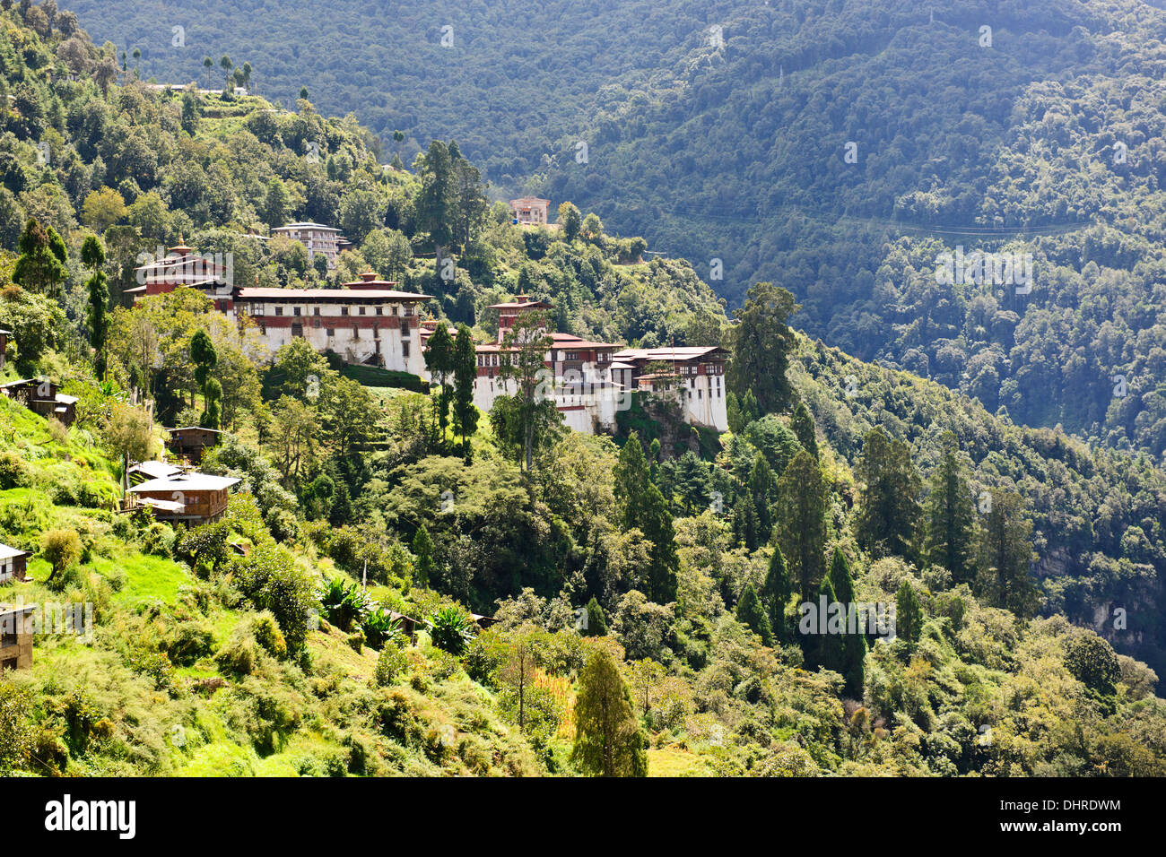 Trongsa Hills,Dzong, sul fiume Mangde Chhu, Trongsa mercato,Re Retreat,viste da Hotel Resort Yanghil,Trongsa,il Bhutan orientale Foto Stock