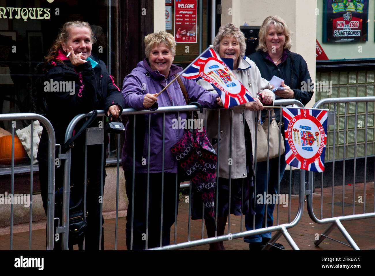 Un gruppo di donne di attendere per avere un assaggio della Queen Elizabeth 2 durante la sua visita alla città di Lewes, nel Sussex, Inghilterra Foto Stock