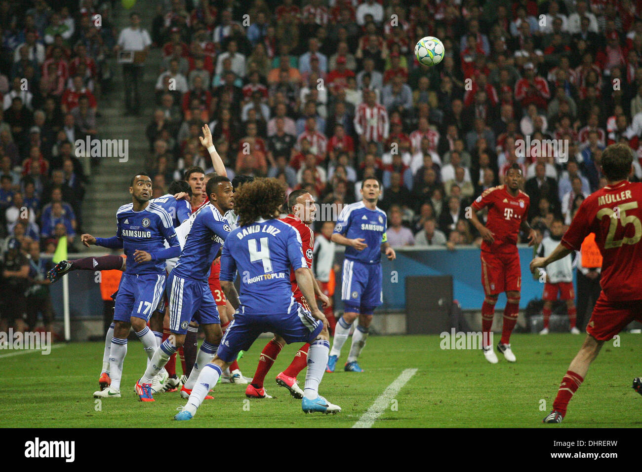 Frank Ribéry e Thomas Mueller il 2012 finale di UEFA Champions League match tra Chelsea e Bayern Monaco presso lo stadio Allianz Arena di Monaco di Baviera, Germania - 19.05.12 Foto Stock