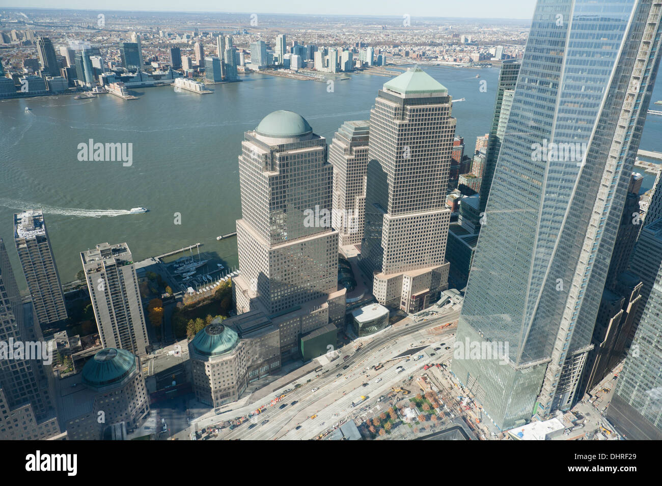 La vista dal 68esimo piano di 4 World Trade Center. Esso mostra il Battery Park City, il fiume Hudson e la città di Jersey, New Jersey. Foto Stock
