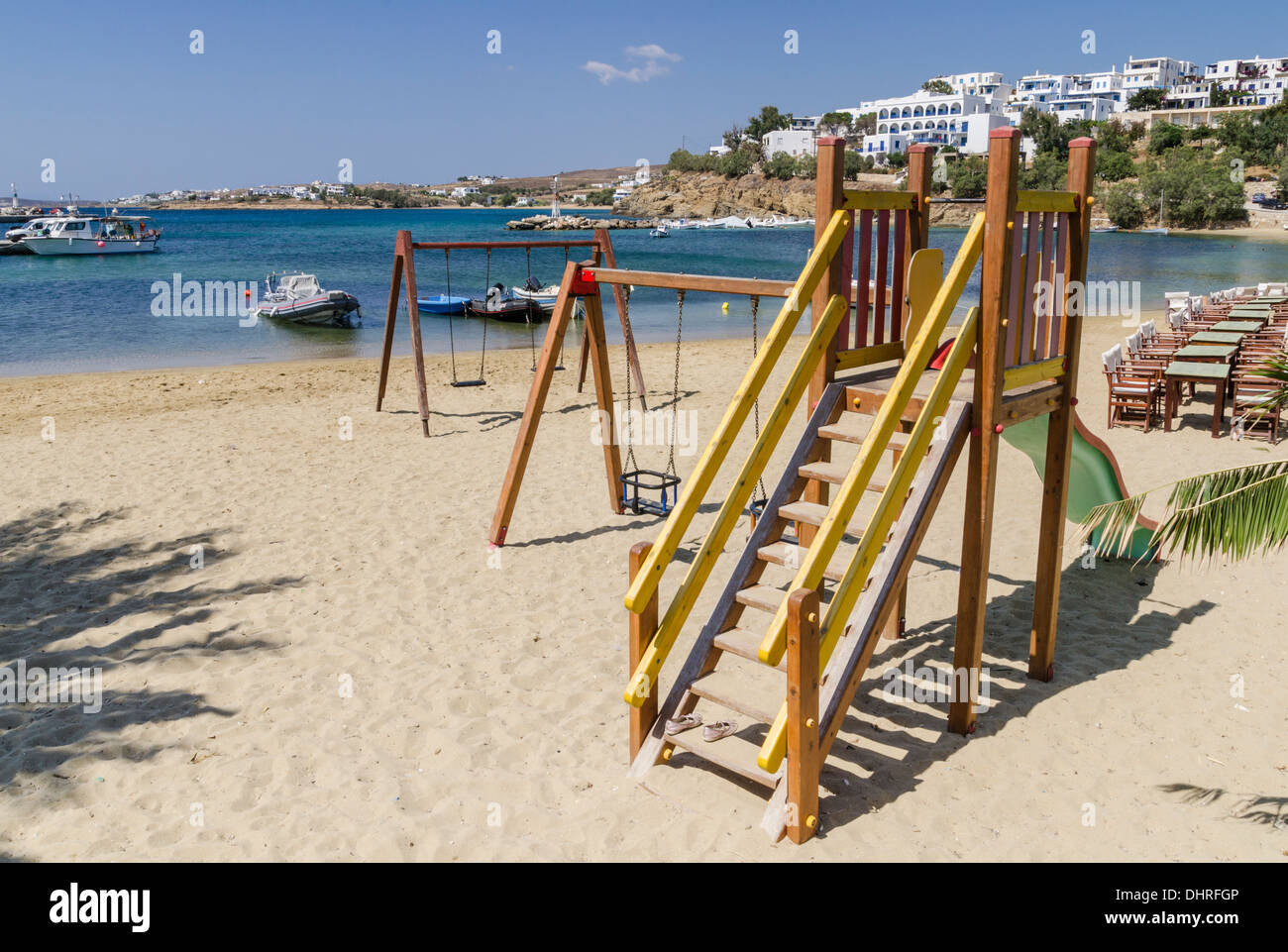 Parco giochi su una spiaggia in Piso Livadi, Paros, Grecia Foto Stock