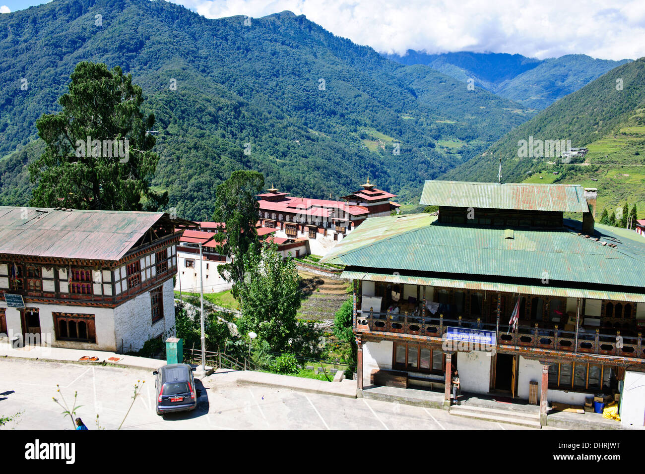 Trongsa Hills,Dzong, sul fiume Mangde Chhu, Trongsa mercato,Re Retreat,viste da Hotel Resort Yanghil,Trongsa,il Bhutan orientale Foto Stock