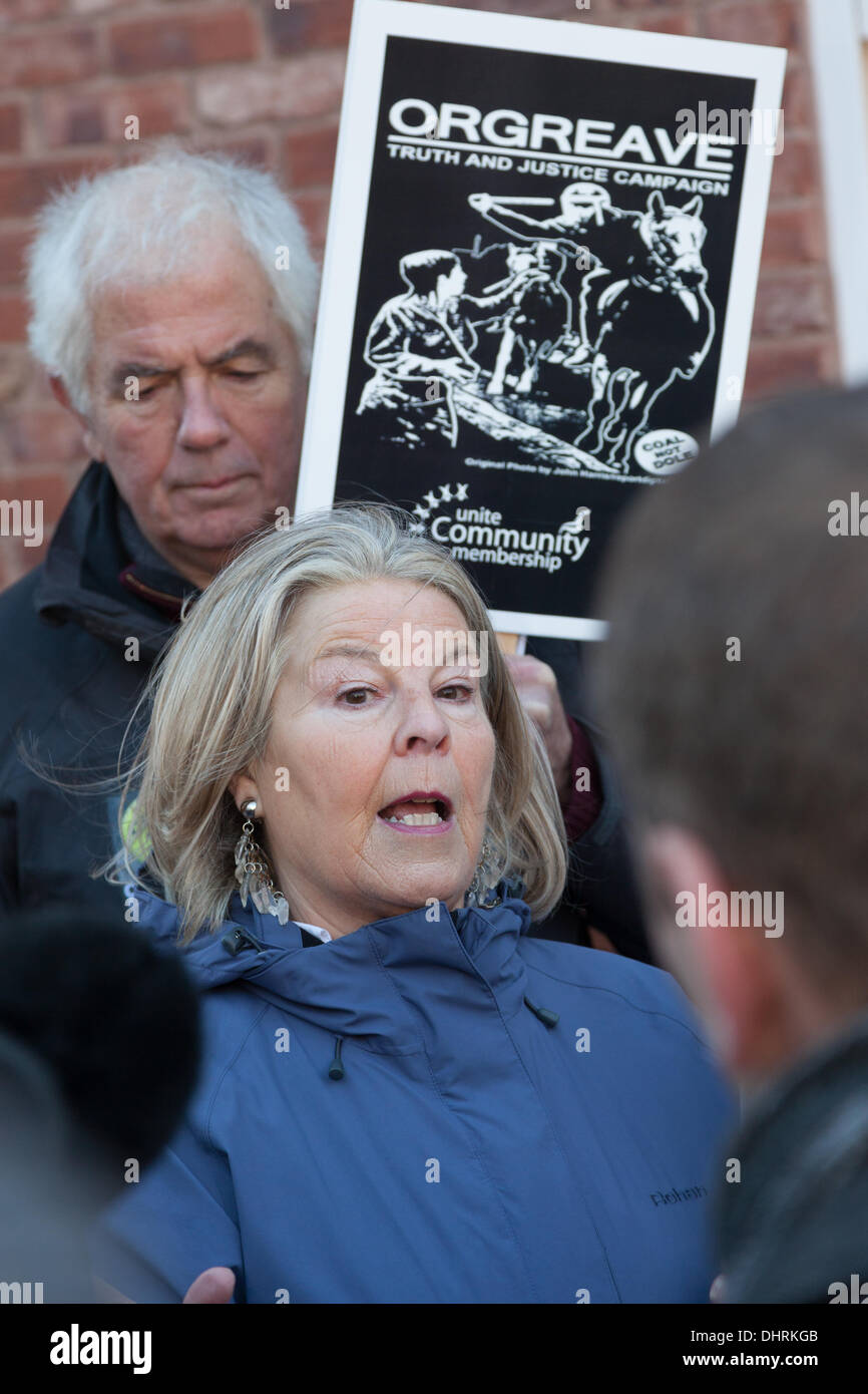 Wakefield, Yorkshire, Regno Unito. Il 14 novembre 2013. Un portavoce di Orgreave verità e giustizia indirizzi campagna supporti prima della riunione con l'IPCC Comissioner per lo Yorkshire. Membri della Orgreave verità e giustizia z ha dimostrato al di fuori del Yorkshire uffici della polizia indipendente denunce Comission oggi come Comissioner Cindy Butts greleased una dichiarazione relativa all'IPCC scoping continuo esercizio per identificare le questioni derivanti dagli eventi dell'18 giugno 1984 presso la cokizzazione Orgreave opere durante il minatore della sciopero che rimangono in grado di inchiesta. La verità Orgreave & Justic Foto Stock