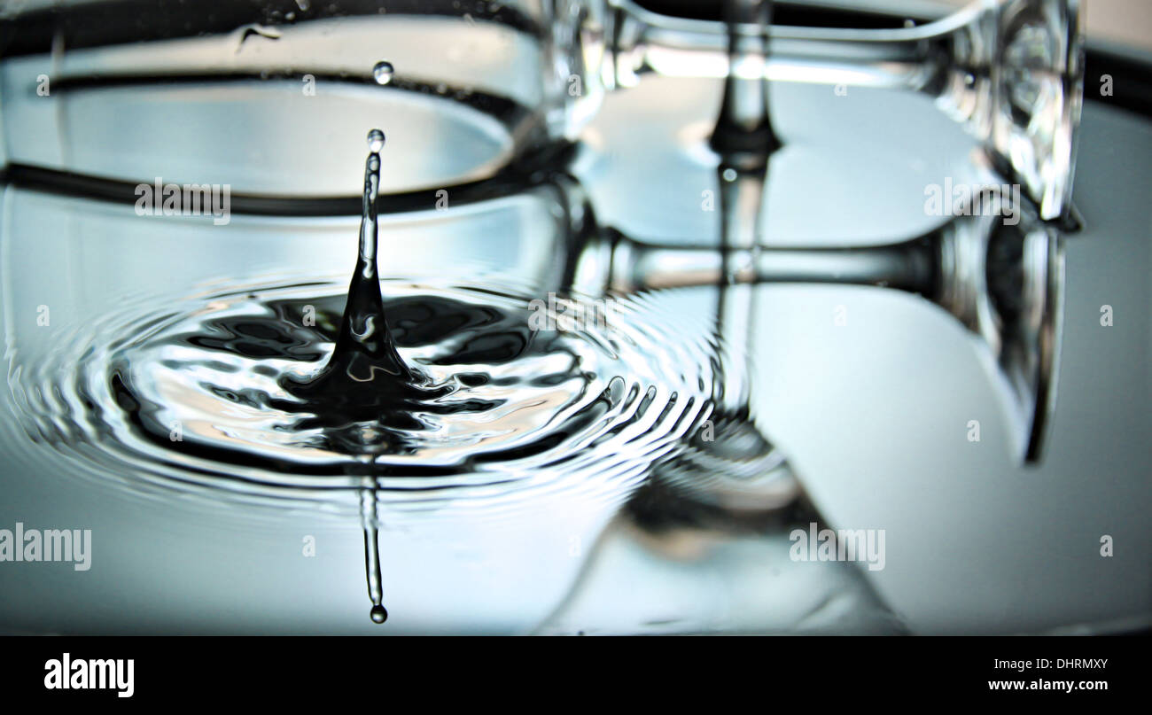 La messa a fuoco delle immagini sfondo blu di vetro del vino nel bacino e gocce d'acqua. Foto Stock