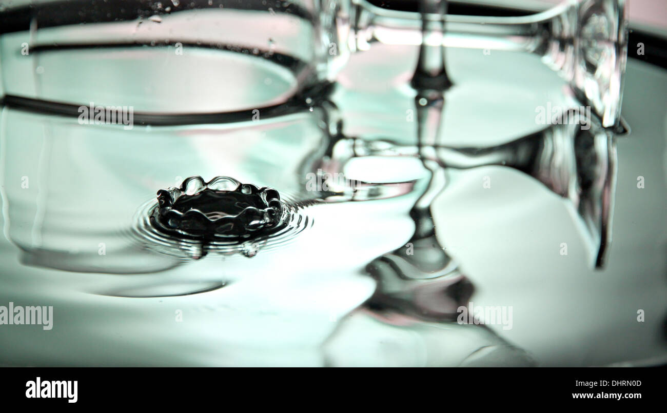 La messa a fuoco delle immagini sfondo verde del vetro del vino nel bacino e gocce d'acqua. Foto Stock