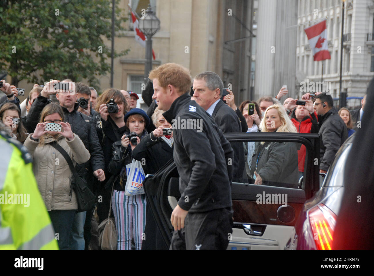 Londra, Regno Unito. Il 14 novembre 2013. Il principe Harry a Trafalgar Square per camminare con i feriti Polo Sud expedition Londra 14/11/2013 Credit: JOHNNY ARMSTEAD/Alamy Live News Foto Stock