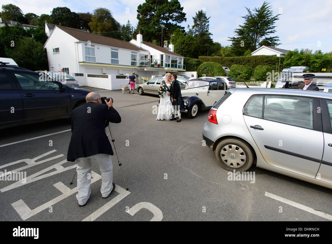 Sposa e lo Sposo che arrivano al Pandora Inn Mylor Cornwall Regno Unito Foto Stock