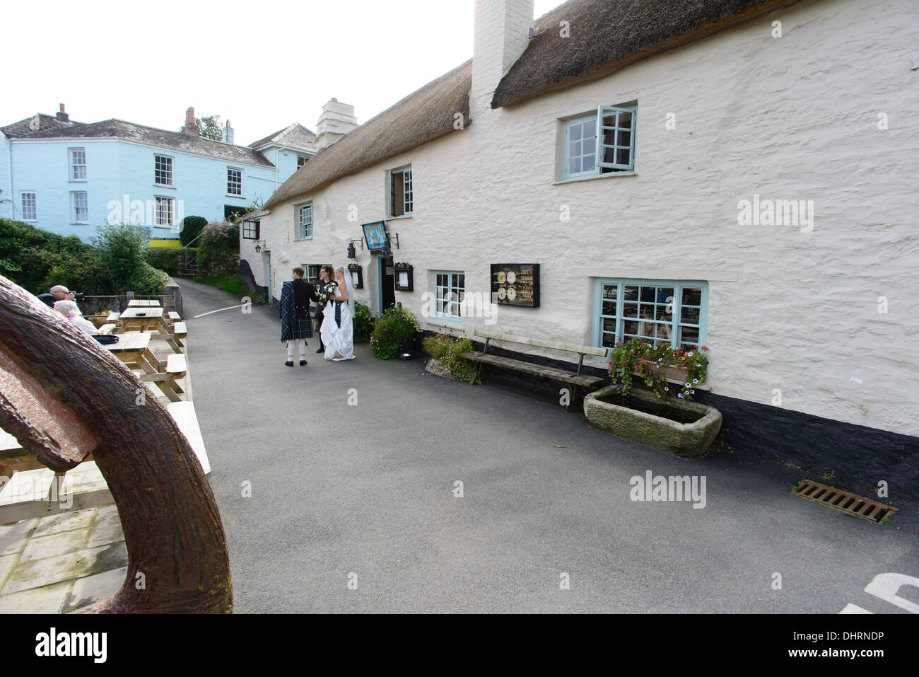 Sposa e lo Sposo che arrivano al Pandora Inn Mylor Cornwall Regno Unito Foto Stock