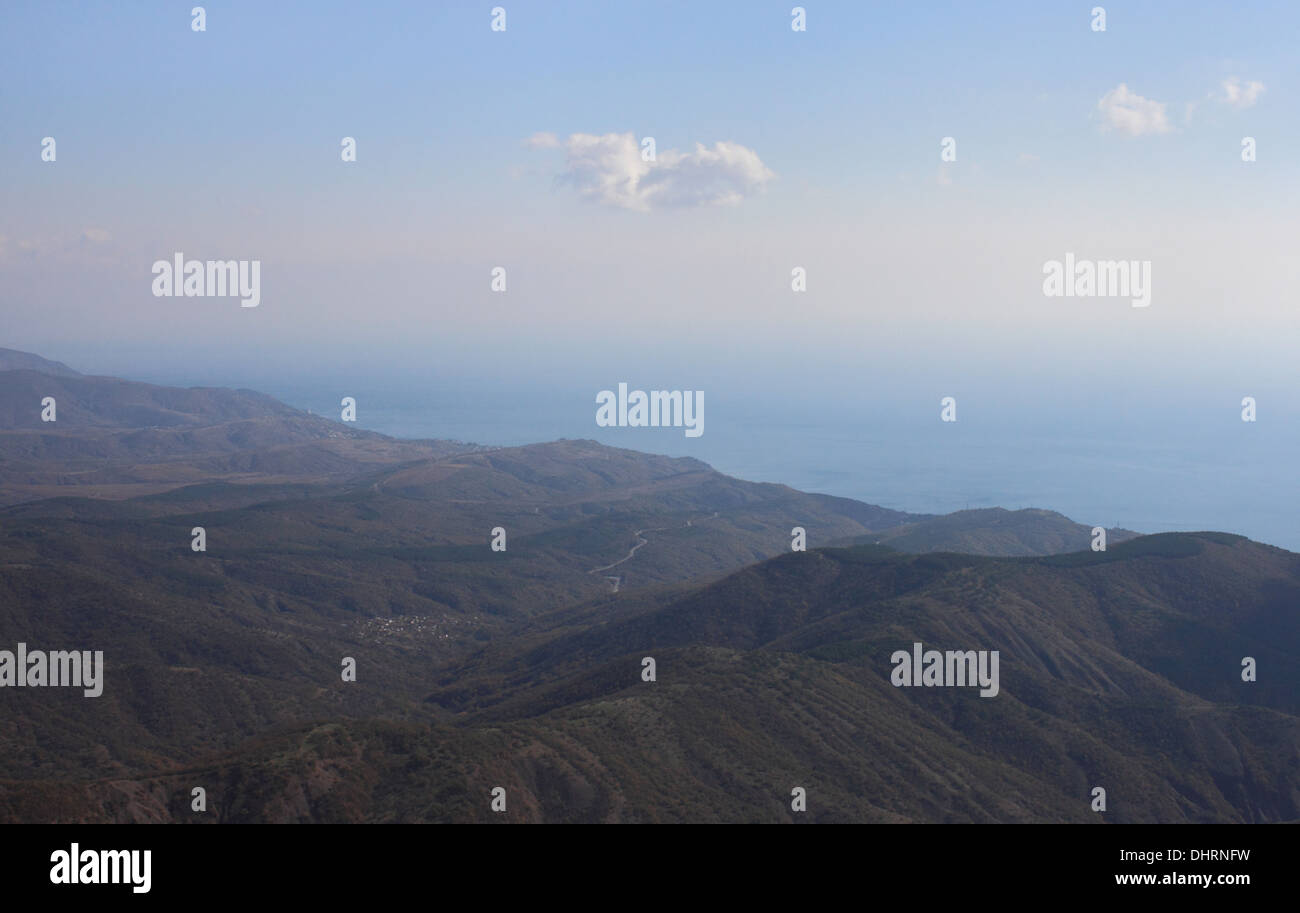 Vista aerea sulle montagne della Crimea e Mar Nero Foto Stock