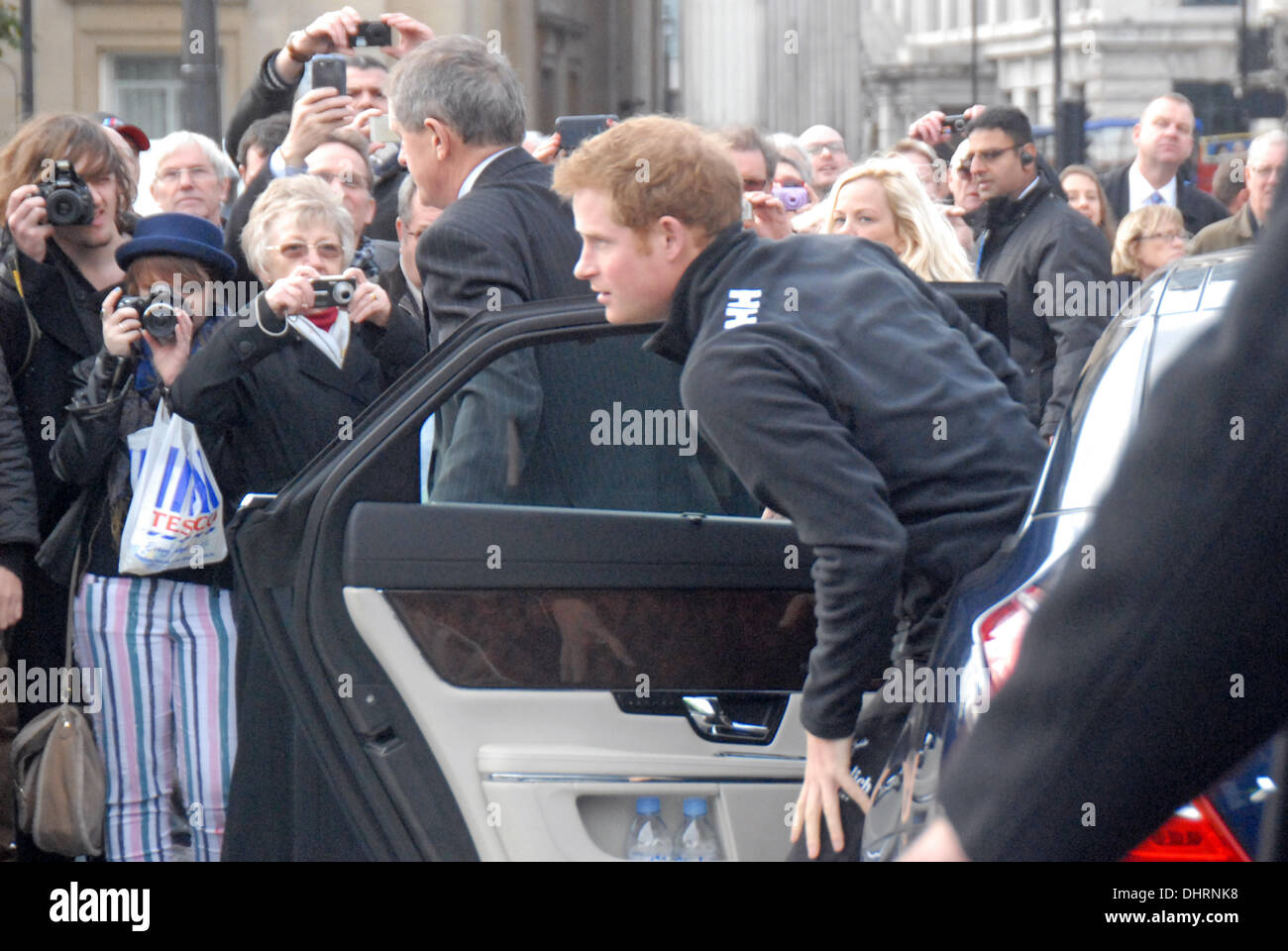 Londra, Regno Unito. Il 14 novembre 2013. Il principe Harry a Trafalgar Square per camminare con i feriti Polo Sud expedition Londra 14/11/2013 Credit: JOHNNY ARMSTEAD/Alamy Live News Foto Stock