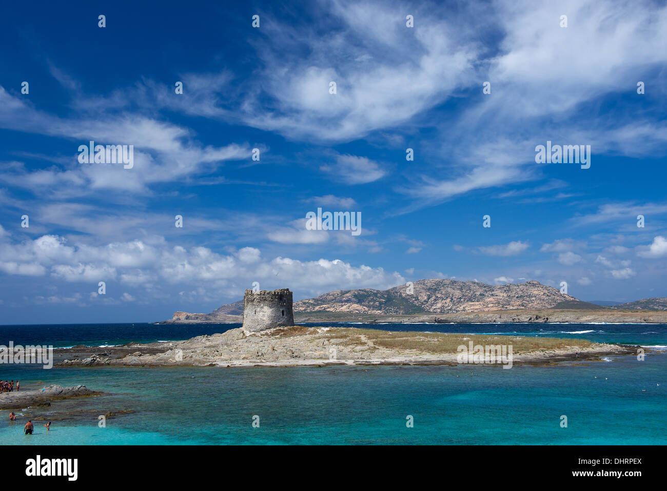 Vacanze in Sardegna,mare cristallino e di un uomo e di una donna in barca bianca,mare sardo,vista del bel mare in Italia.paradise Foto Stock