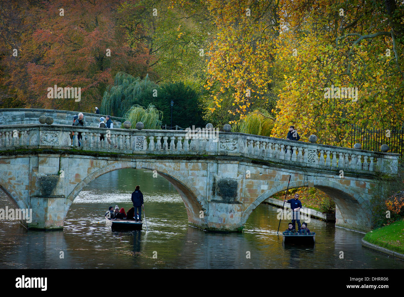 Colori dell'Autunno lungo il fiume Cam, Cambridge, Inghilterra. 14 11 2013 visitatori a Cambridge in sterline godere di autunno Foto Stock