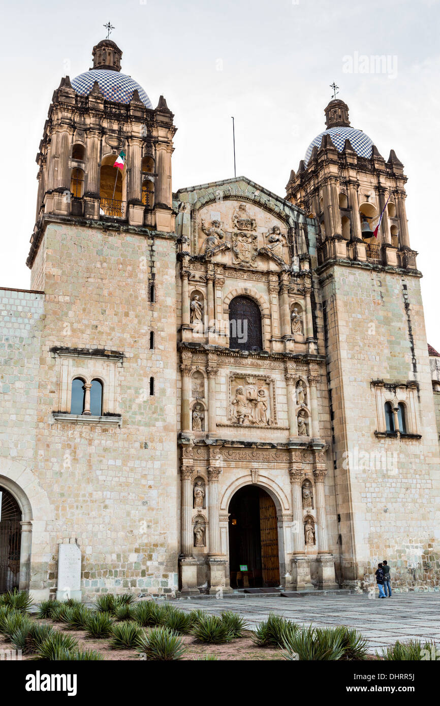 Chiesa di Santo Domingo de Guzman nel quartiere storico Ottobre 30, 2013 a Oaxaca, Messico. Foto Stock