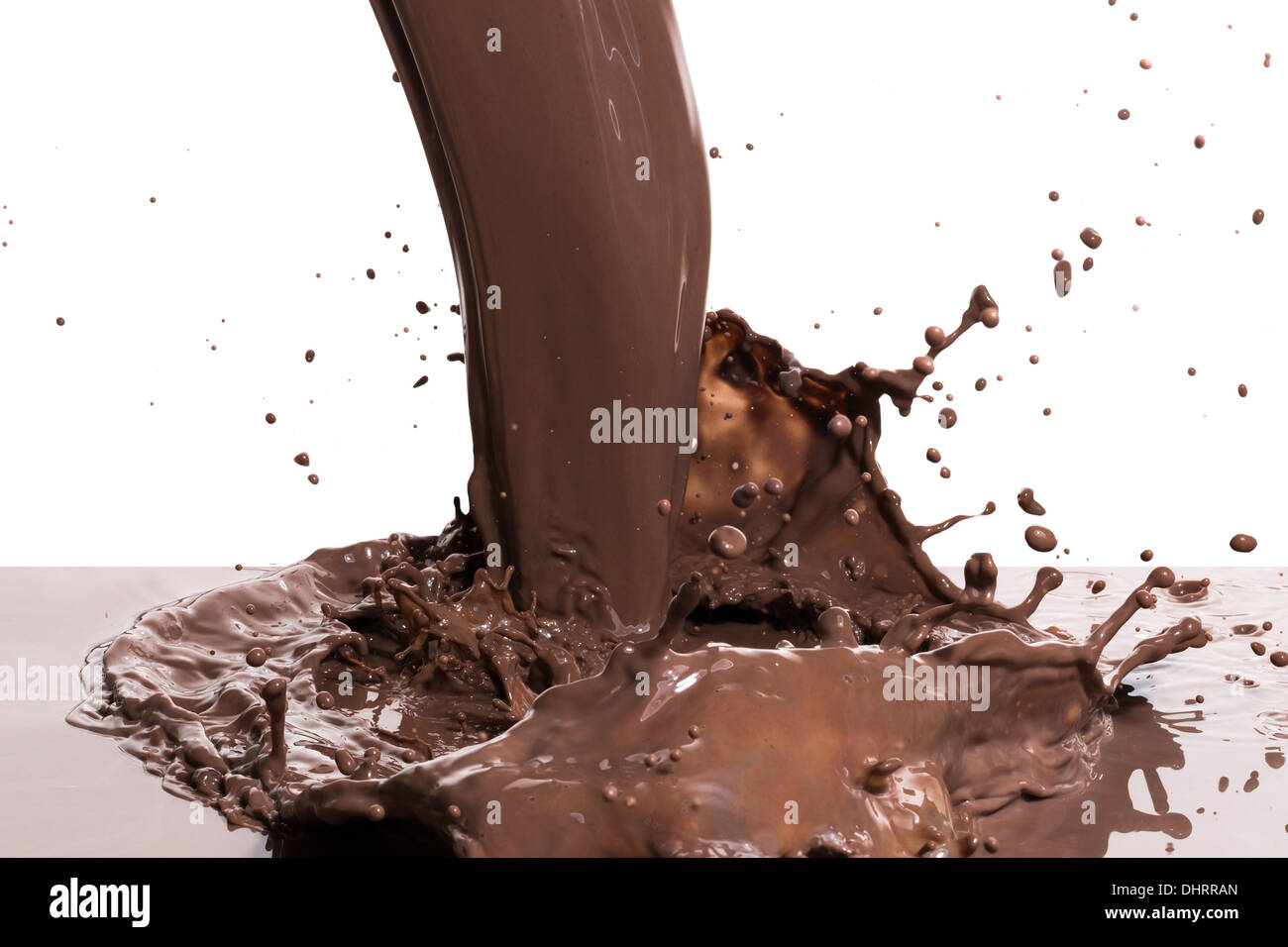 Schizzi di cioccolata calda, isolato su sfondo bianco Foto Stock
