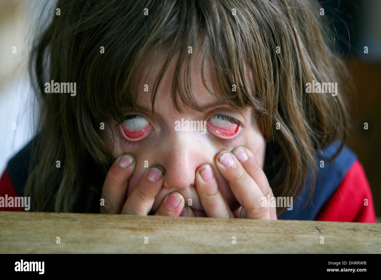 Ritratto di bambina grimaces, bambino 5 anni, faccia spaventosa Foto Stock