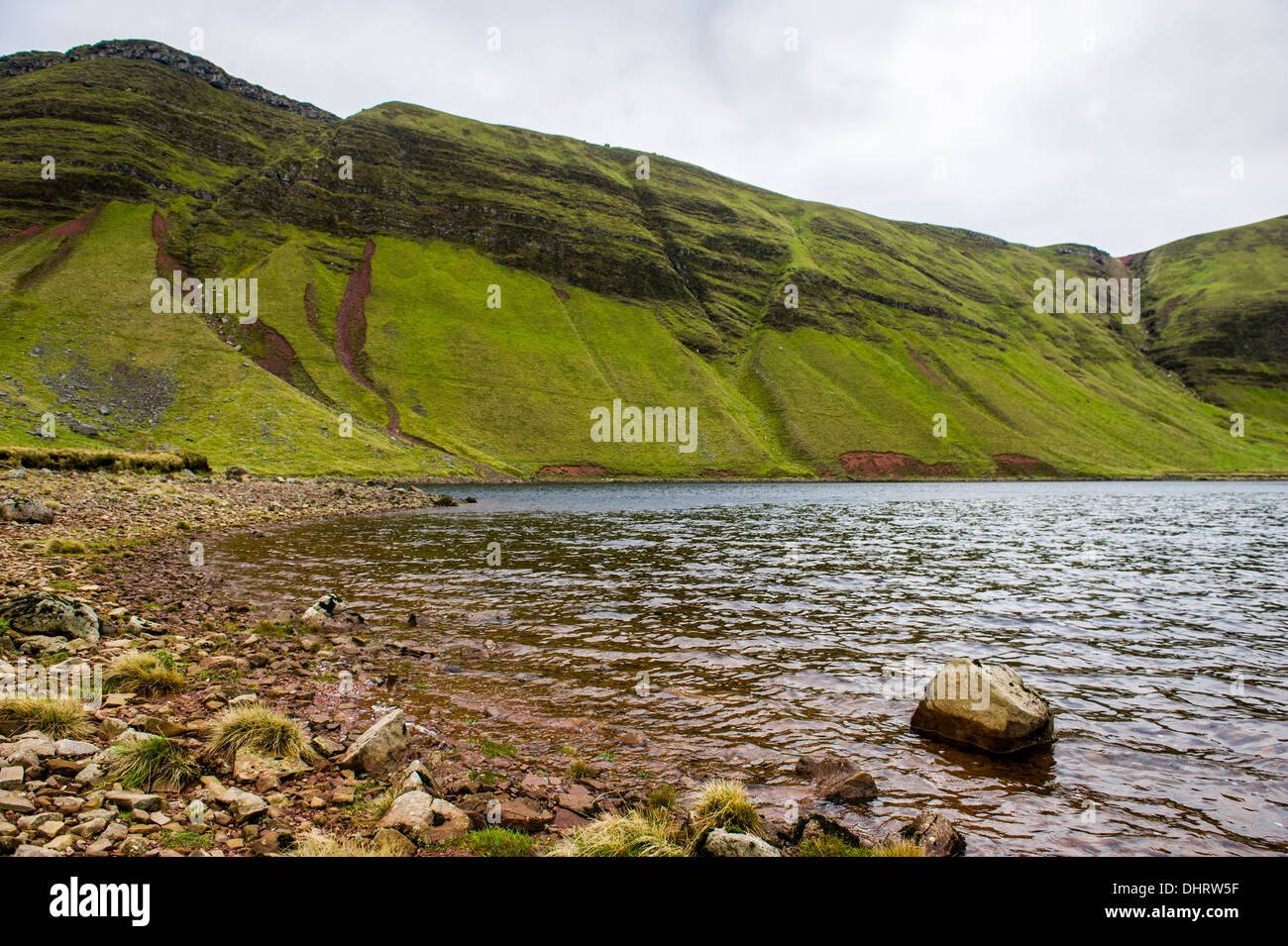 Llyn Y Fan Fach (traduzione: Lago del piccolo picco) - rinvenibile in natura lago di montagna nera, Brecon Beacons, Galles Foto Stock