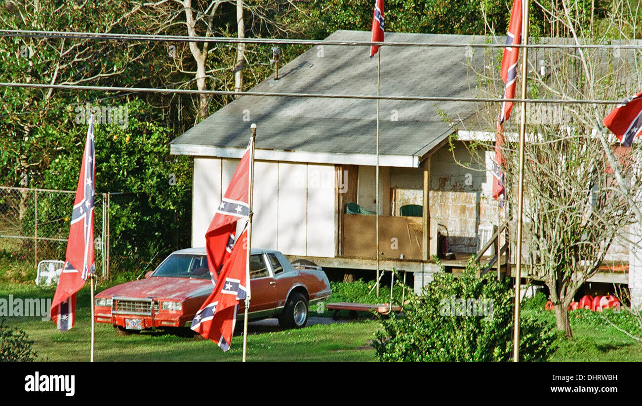Sgangherate casa e auto circondato con bandiere confederate Foto Stock
