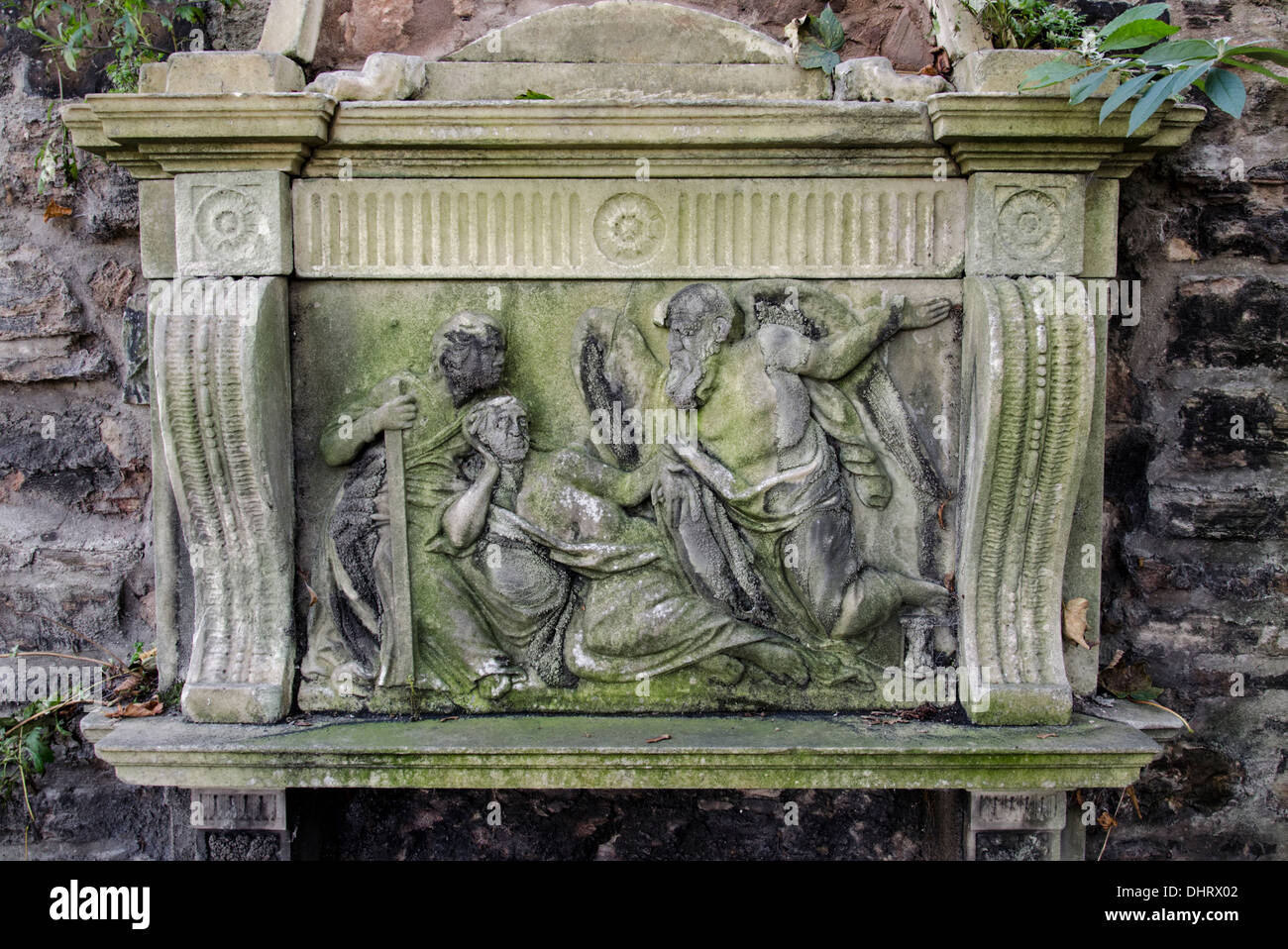 Un male weathered monumento in Old Calton Sepoltura, Edimburgo, Scozia, Regno Unito. Foto Stock