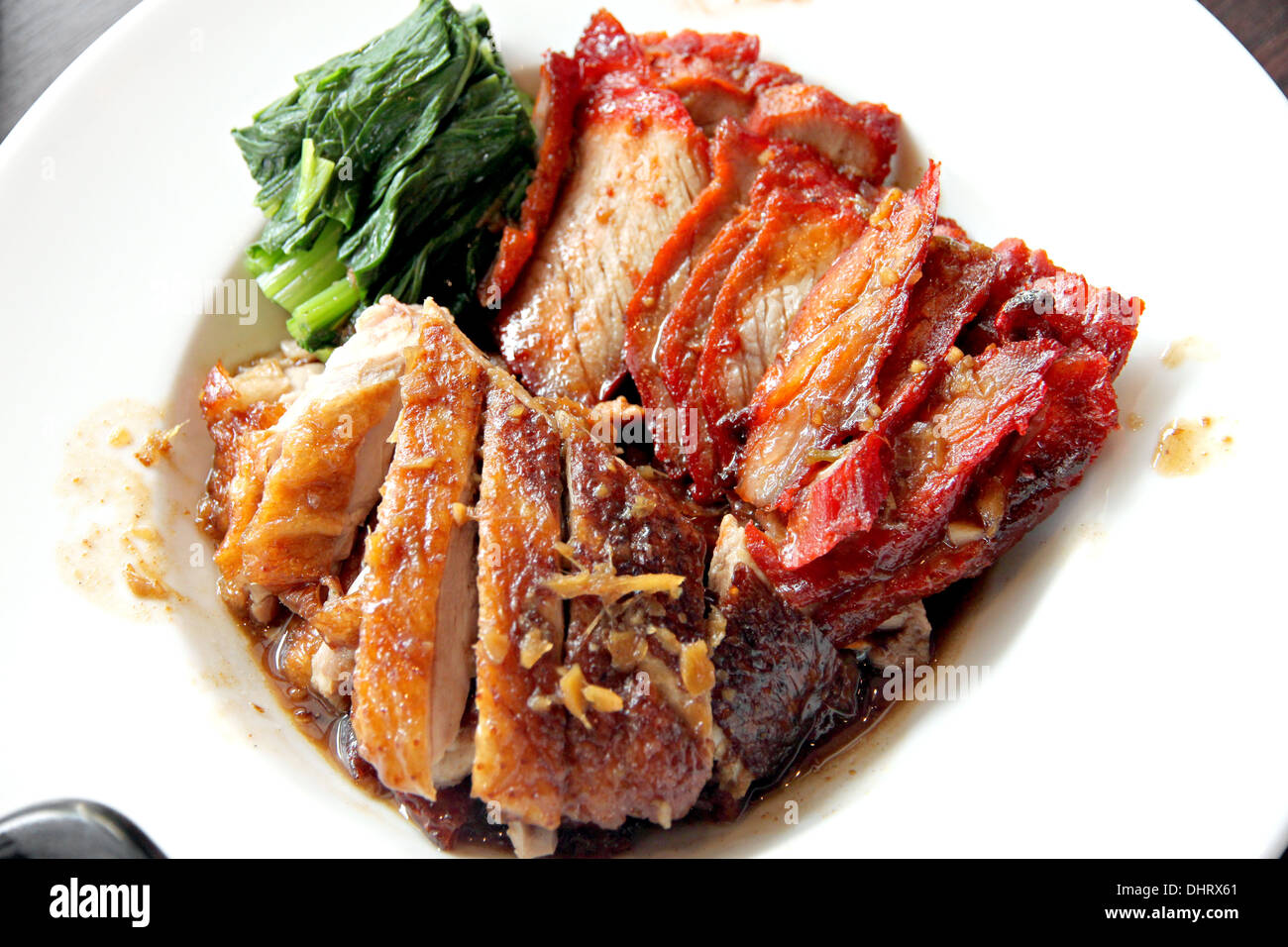 Questo alimenti tailandese di grigliate di carne di anatra e carne di maiale in bianco piatto. Foto Stock