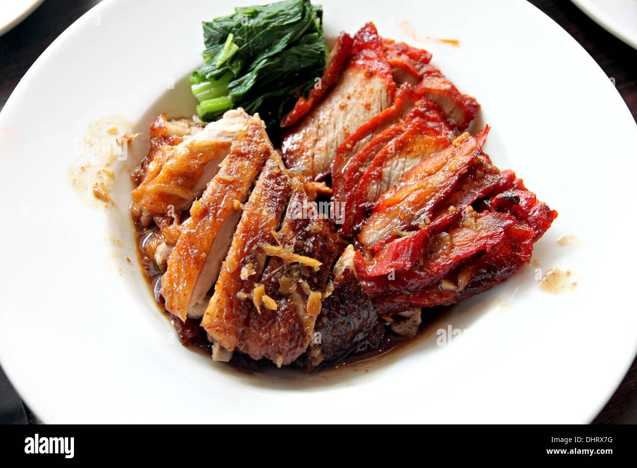 Questo alimenti tailandese di grigliate di carne di anatra e carne di maiale in bianco piatto. Foto Stock
