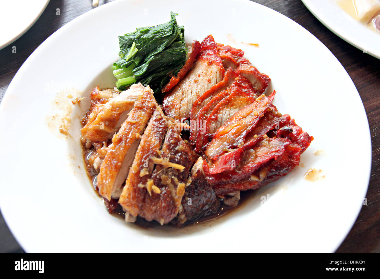 Questo alimenti tailandese di grigliate di carne di anatra e carne di maiale in bianco piatto. Foto Stock
