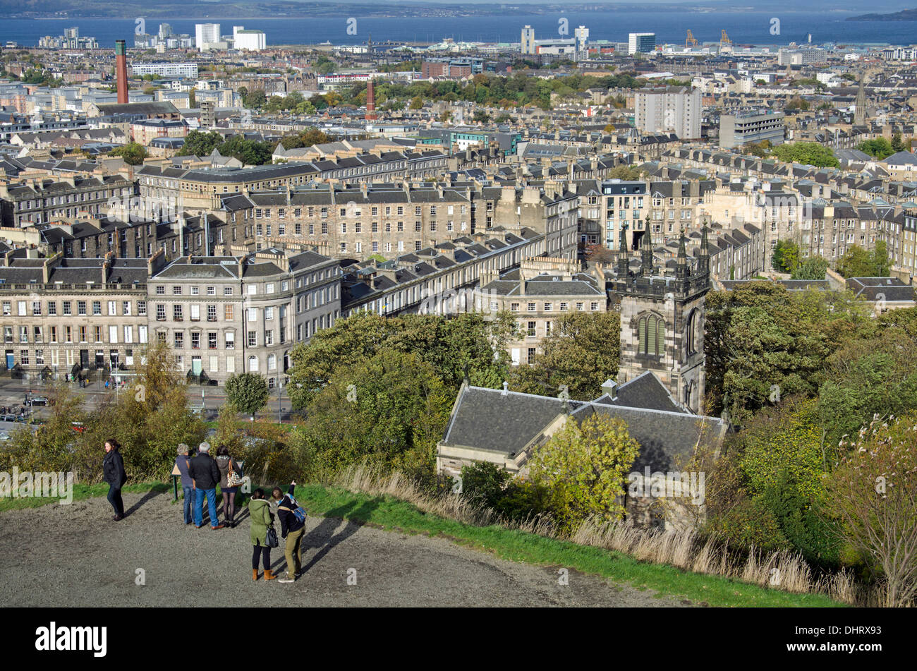 La vista da Calton Hill in Edinburgh guardando verso nord in direzione di Leith e sul Firth of Forth. Foto Stock