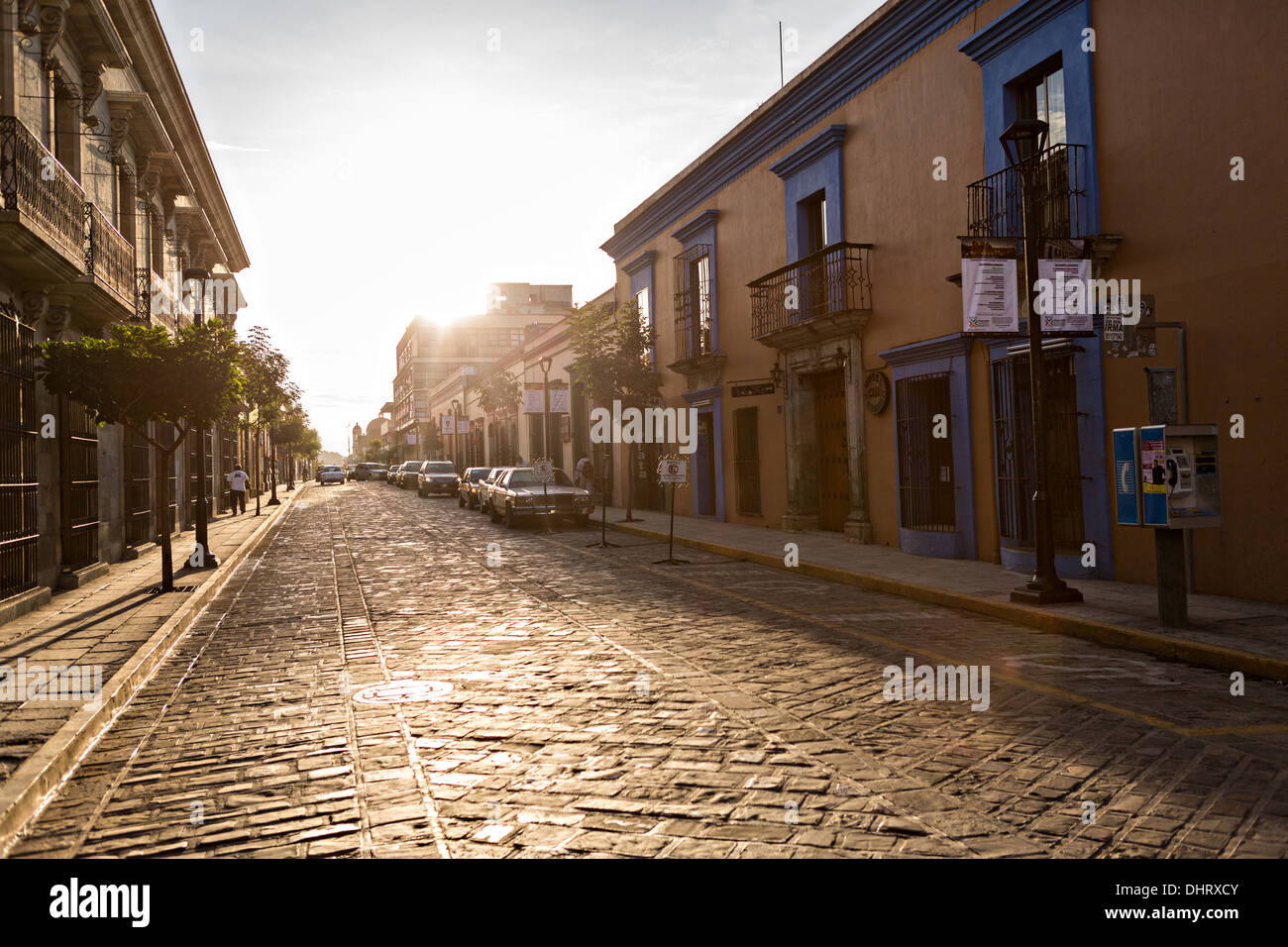 La mattina presto scena di strada nel quartiere storico di Oaxaca, Messico. Foto Stock