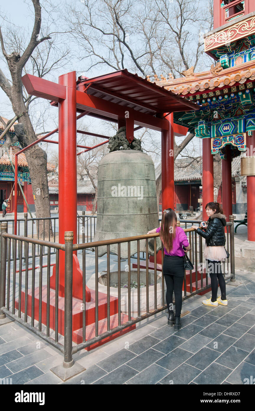Campana cerimoniale nel Tempio Yonghe noto anche come Yonghe Lamasery o semplicemente il Tempio dei Lama a Pechino in Cina Foto Stock