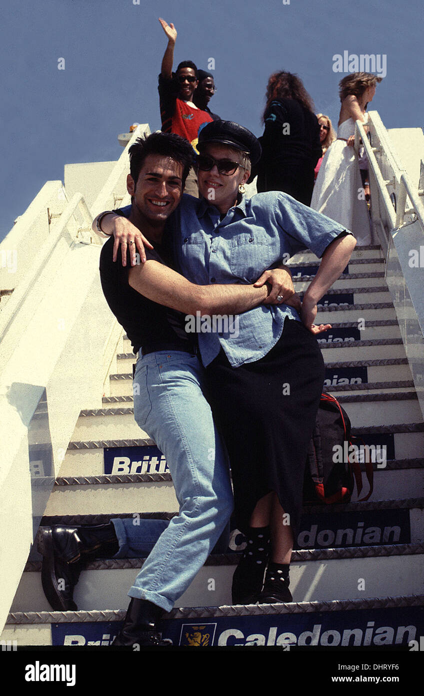 80's cantanti pop Paolo Re e nocciolo O'Connor di salire a bordo di un volo all'Aeroporto di Gatwick 1987 Foto Stock