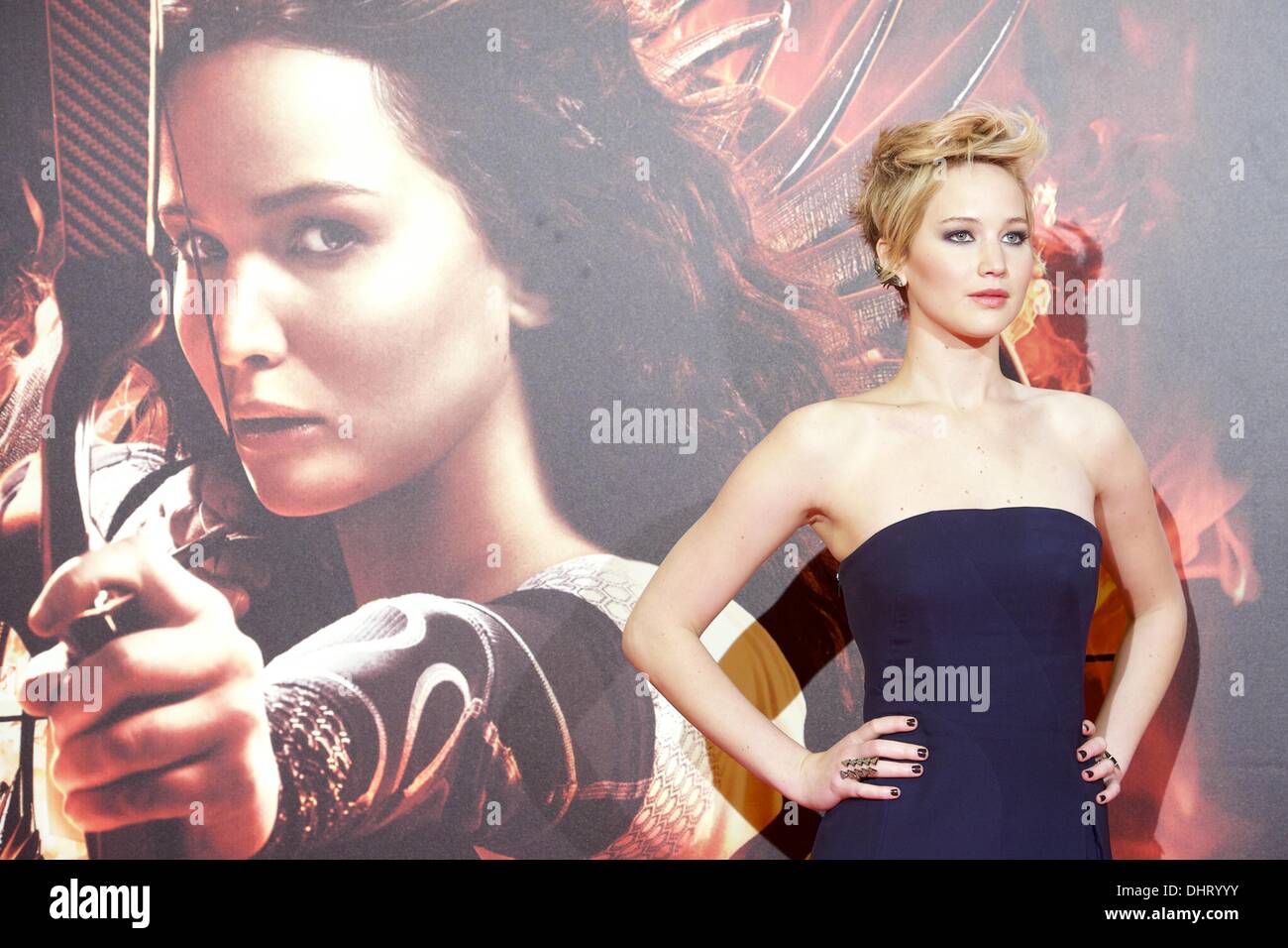 Nov. 13, 2013 - Madrid, Spagna - Jennifer Lawrence sta in piedi di fronte  ad un poster di se stessa come "Katniss Everdeen' presso il Madrid premiere  del suo nuovo film "La