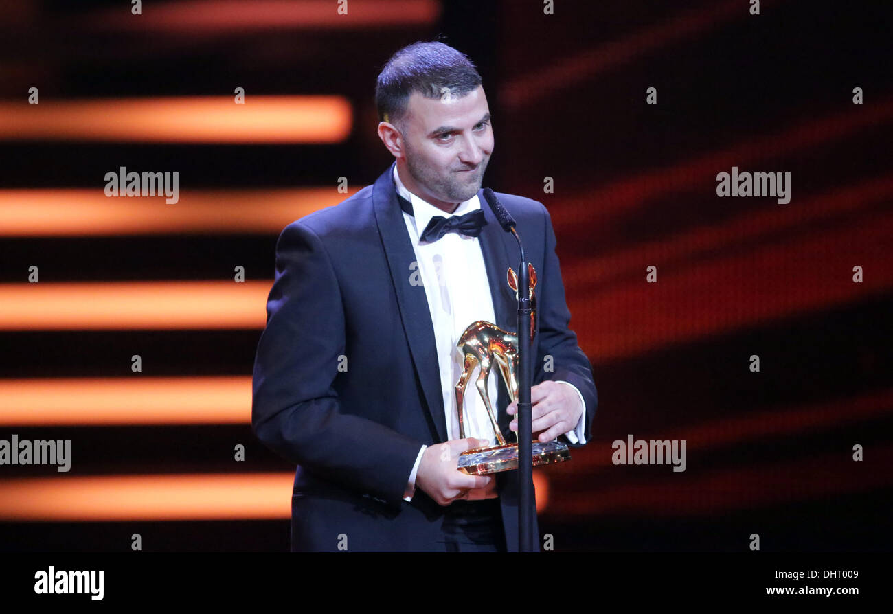 Berlino, Germania. Xiv Nov, 2013. Ismail Oner dal Mitternachtssport club è aggiudicato un Bambi award nella categoria di integrazione durante il sessantacinquesimo Bambi cerimonia di premiazione presso il teatro dello stadio di Berlino, Germania, 14 novembre 2013. Il Burda Media premio viene assegnato in 17 categorie al palcoscenico teatro a Berlino il 14 novembre 2013. Foto: Michael Kappeler/dpa/Alamy Live News Foto Stock