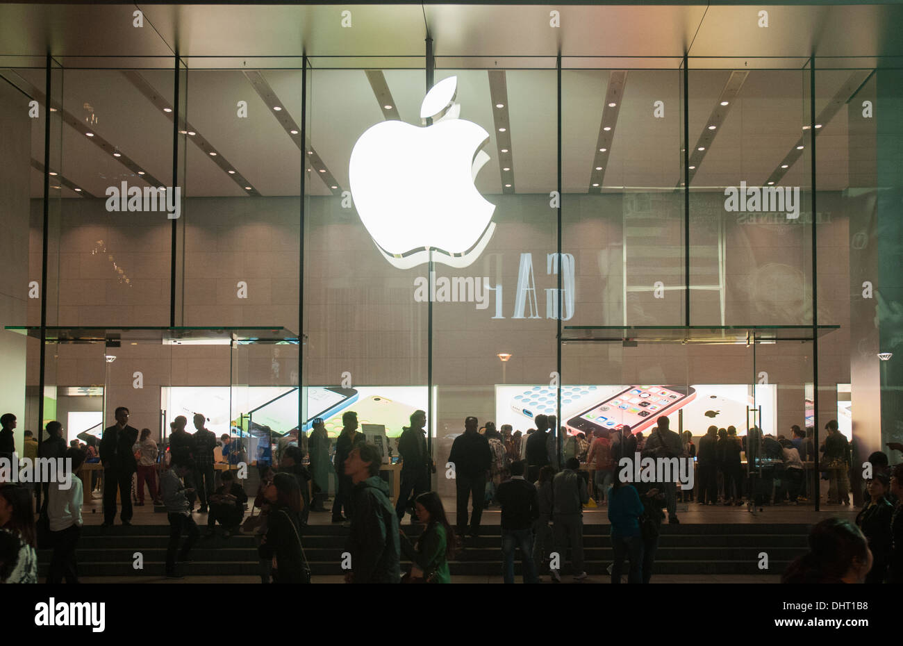 Apple Store su Nanjing Dong Lu di notte, Shanghai Foto Stock