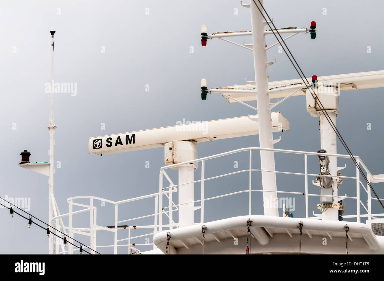 La nave di crociera, SAM radar e cluster di luce beacon Foto Stock