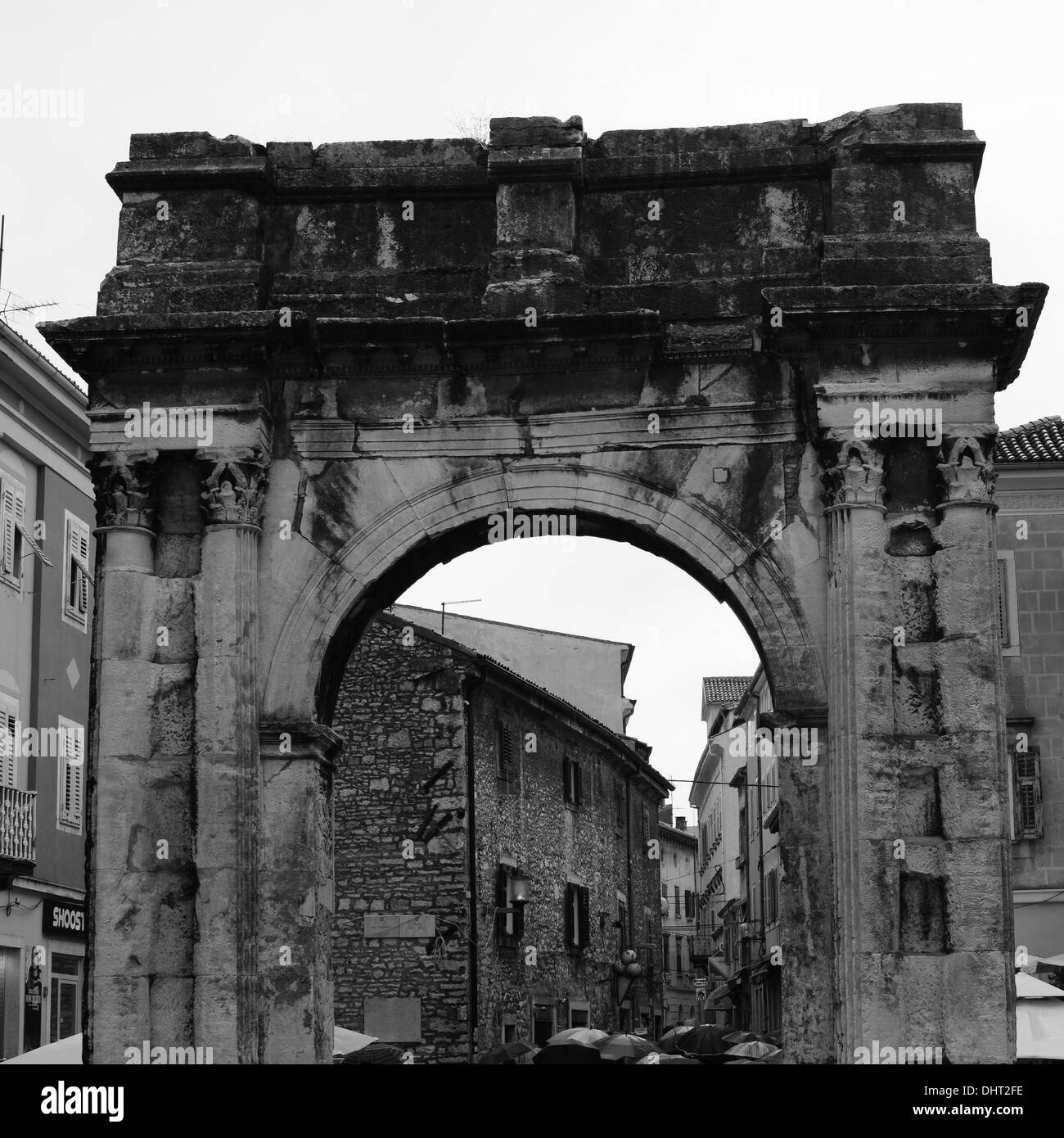 Bianco e nero storico Arco romana nel centro della città di Pola, Croazia Foto Stock