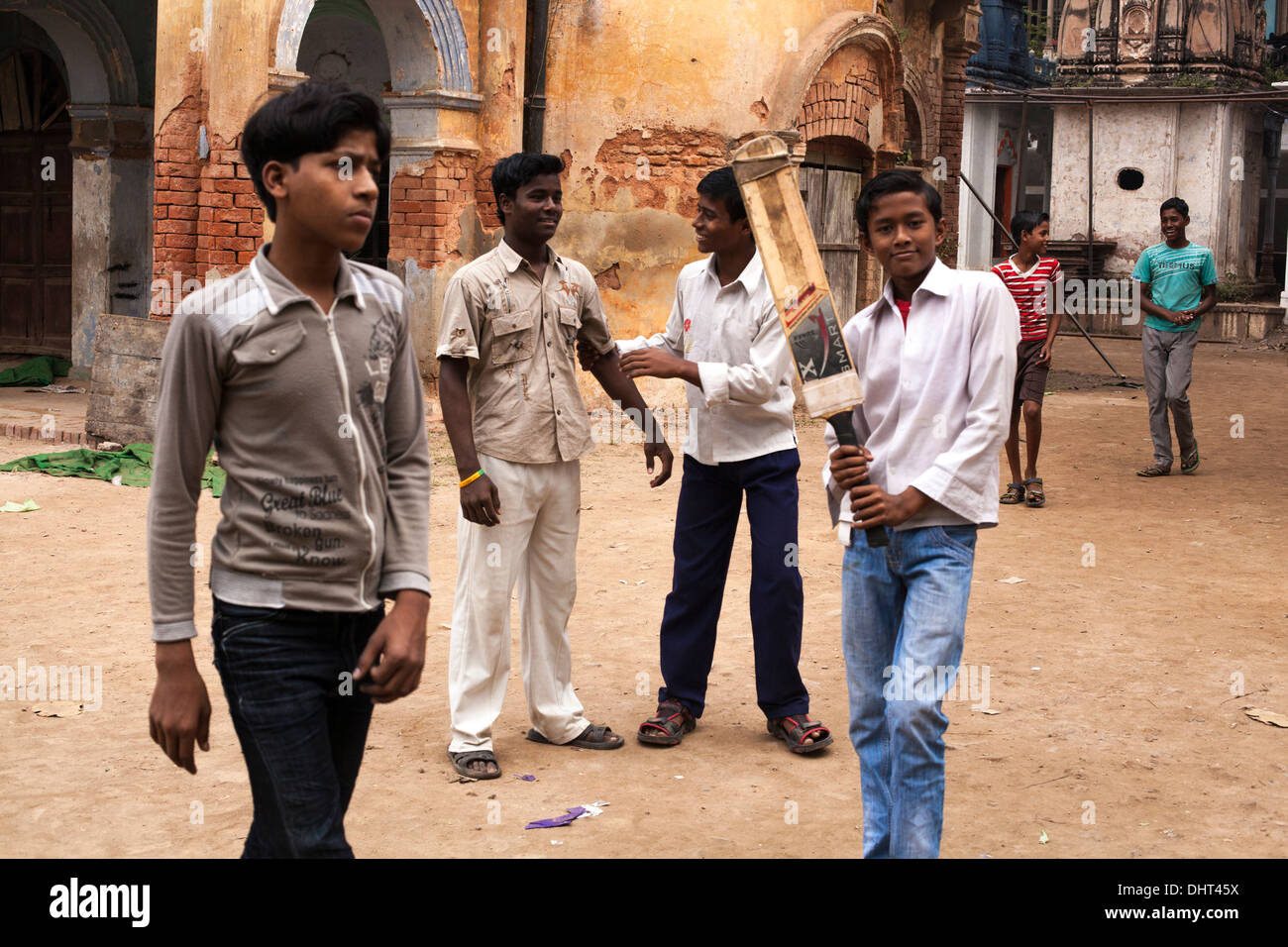 Ragazzi giocare a cricket in India Foto Stock