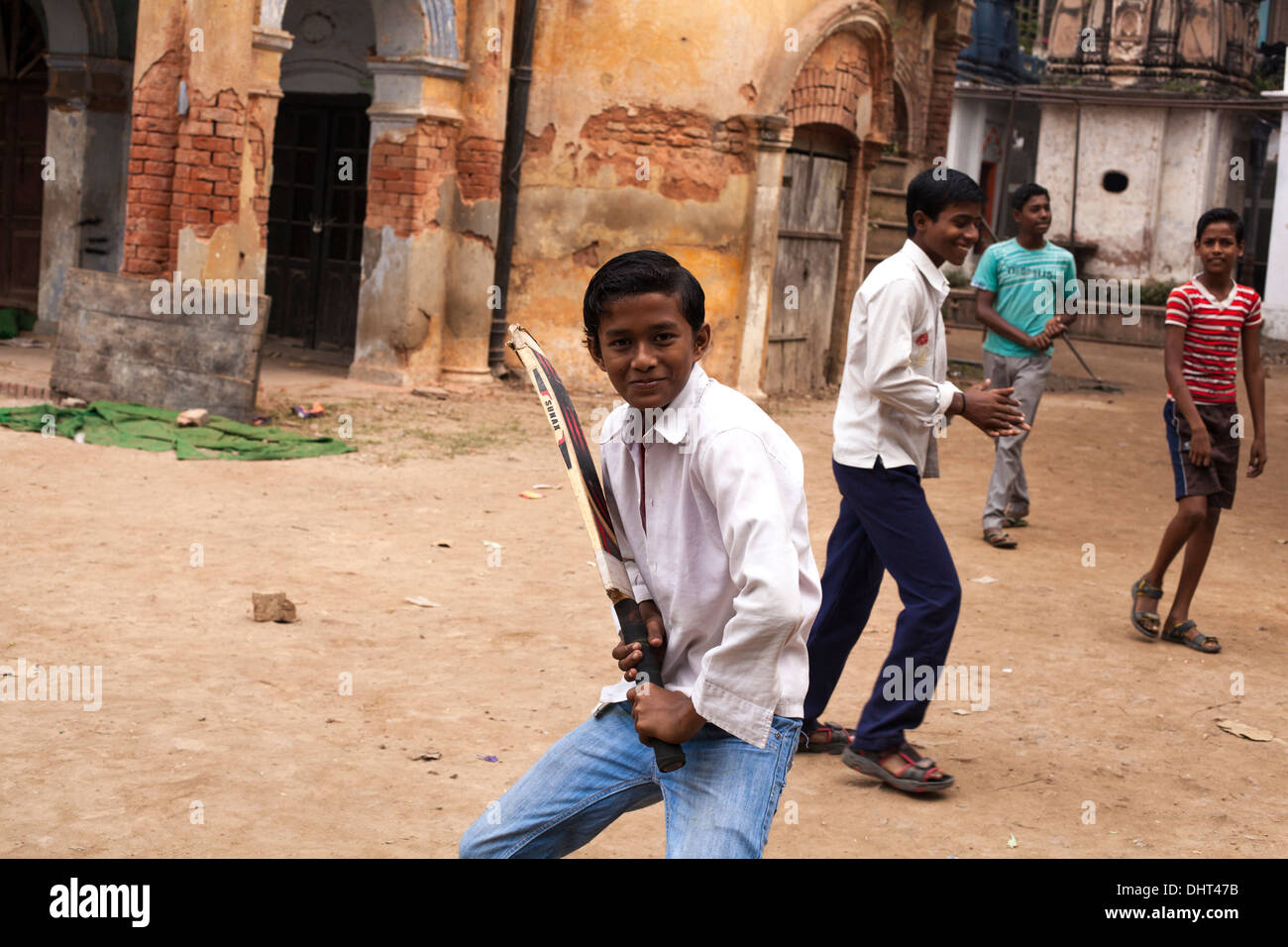 Ragazzi giocare a cricket in India Foto Stock