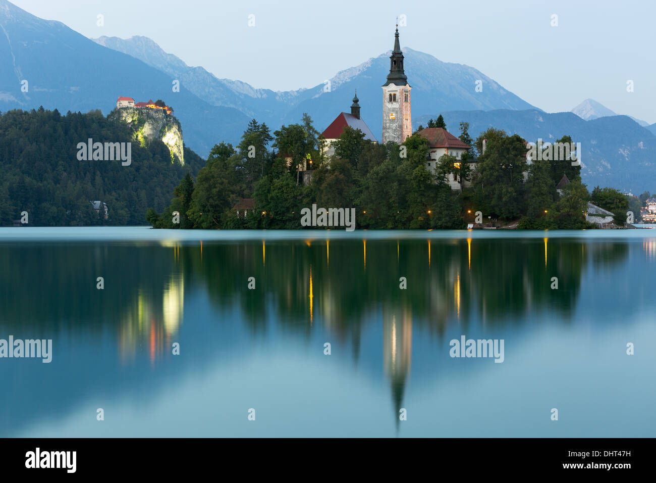 Isola di Bled e il castello di Bled al crepuscolo, Bled, Slovenia Foto Stock