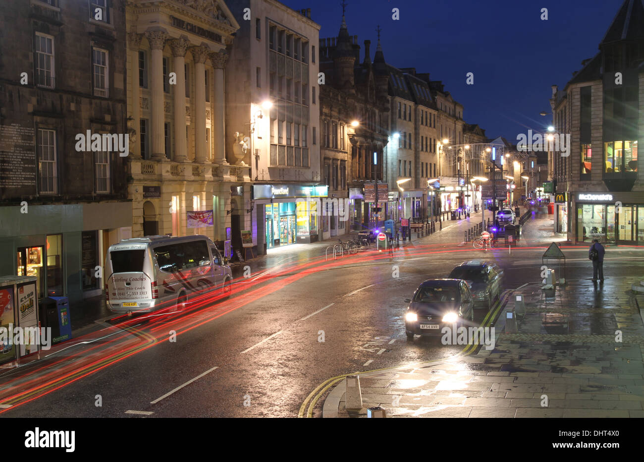 Inverness street scene in notturna Scozia novembre 2013 Foto Stock