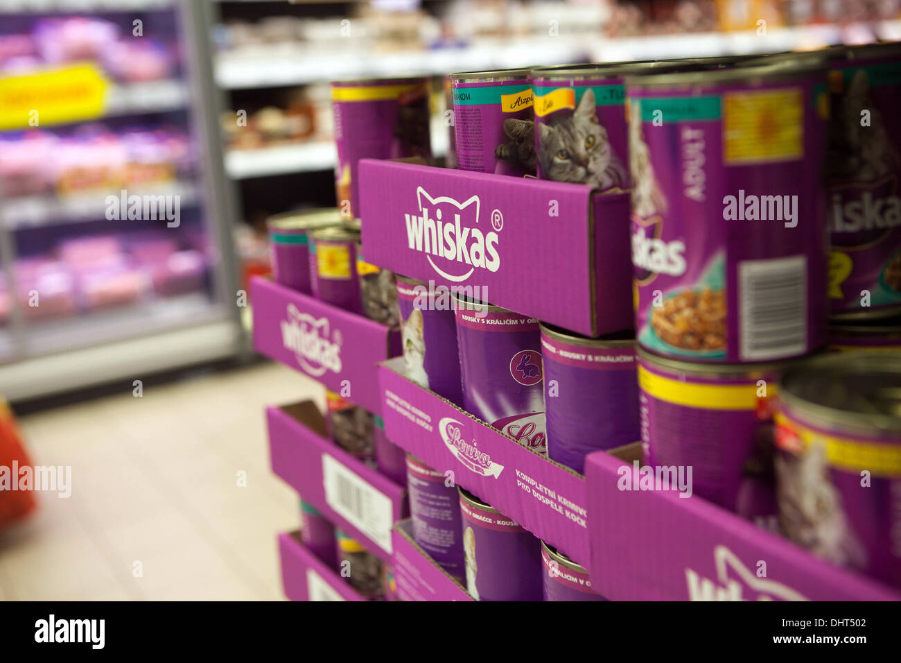 Whiskas canne di gatto cibo per animali in vendita in un supermercato Repubblica Ceca Foto Stock Whiskas canne di gatto cibo per animali in vendita in un supermercato Repubblica Ceca Foto Stock