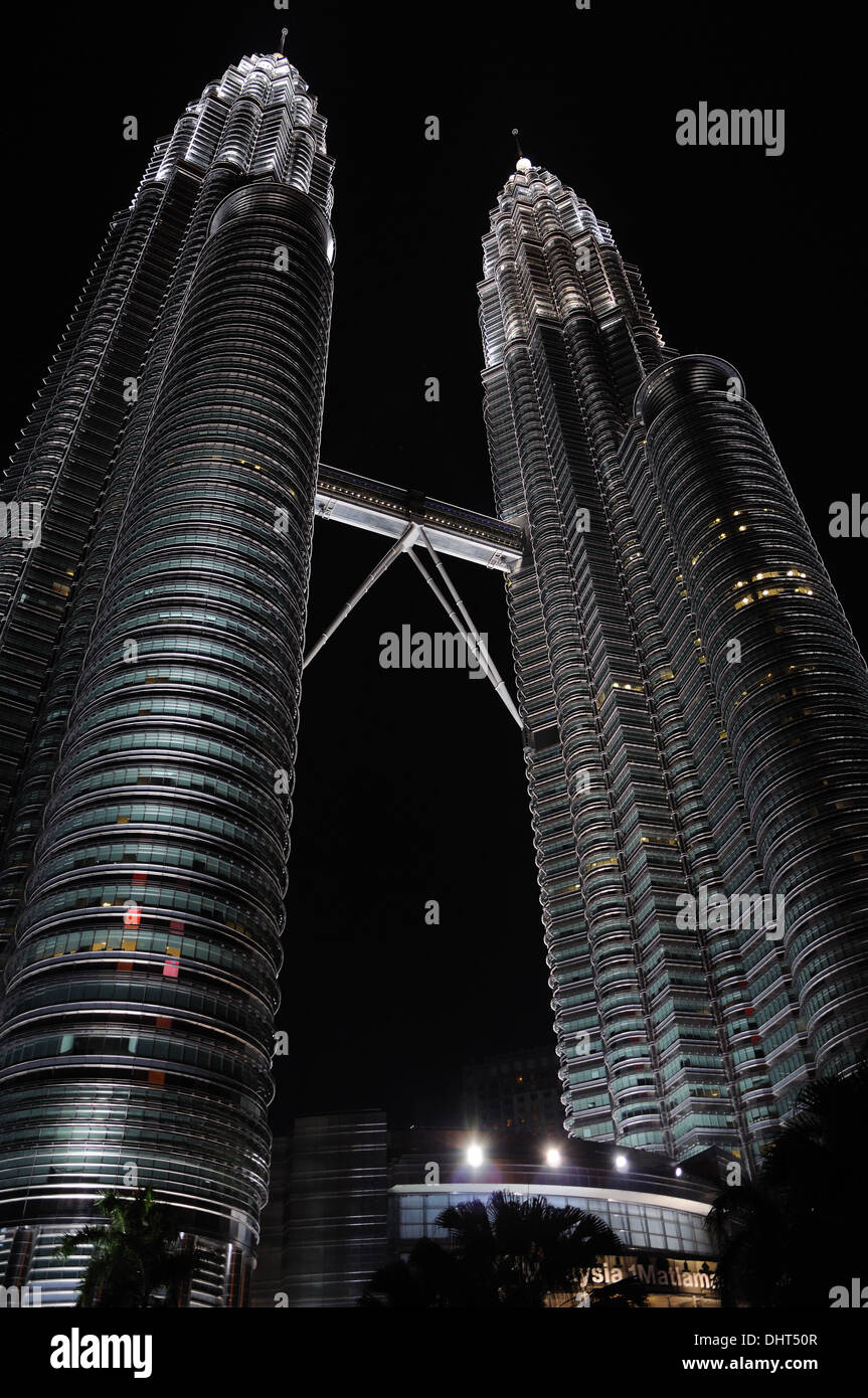 KUALA LUMPUR, Malesia. La parte superiore delle Torri Gemelle Petronas. Uno degli edifici più alti del mondo Foto Stock